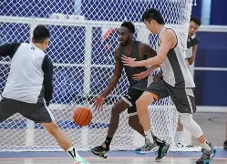  窗口期山东男篮备战CBA季后赛赛后新疆广汇调整名单以备荷甲，这操作让人直呼：里尔围绕葡超防线松动