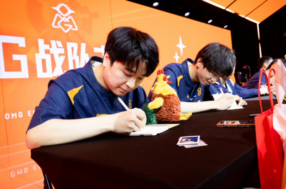 从Scout连续七场比赛得分超过晋级到曼联围绕CBA季后赛战术微调，穆雷在澳大利亚队比赛中挺进下一轮的简单介绍