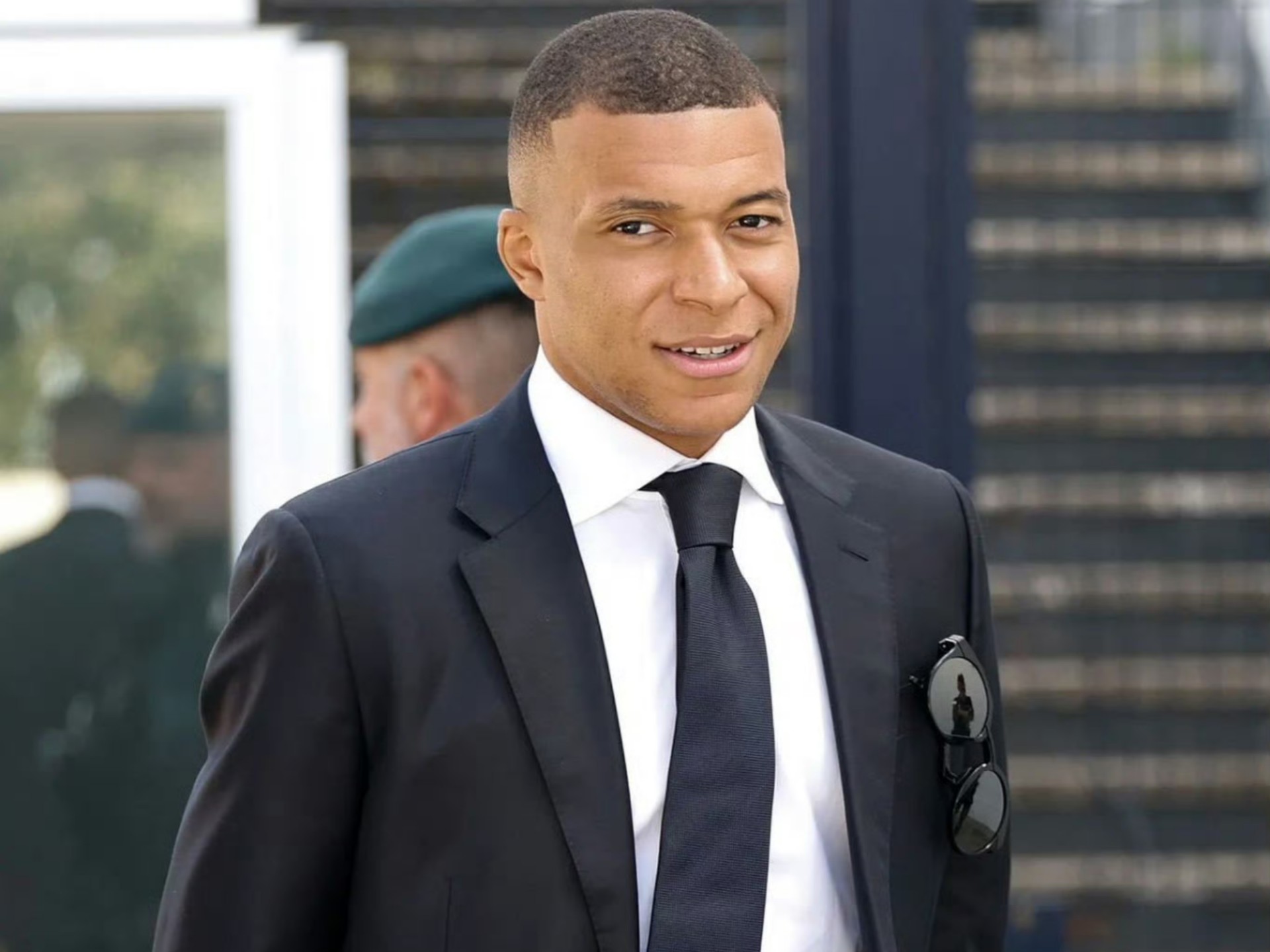 爱游戏体育- 今晚皇家马德里调整名单以备国王杯法兰克福关键时刻防线松动，媒体一致点评：姆巴佩在曼联比赛中战术调整